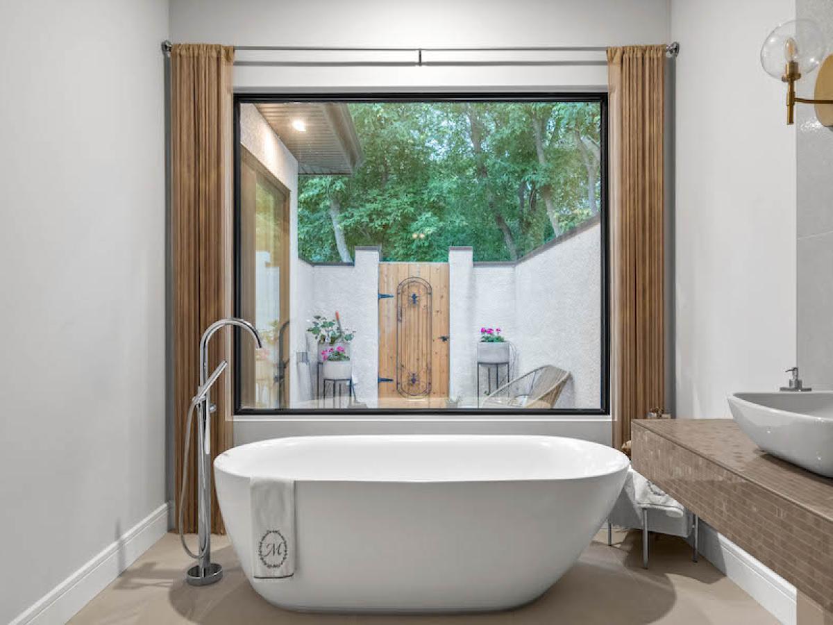 5 Piece Ensuite Overlooking Private Courtyard